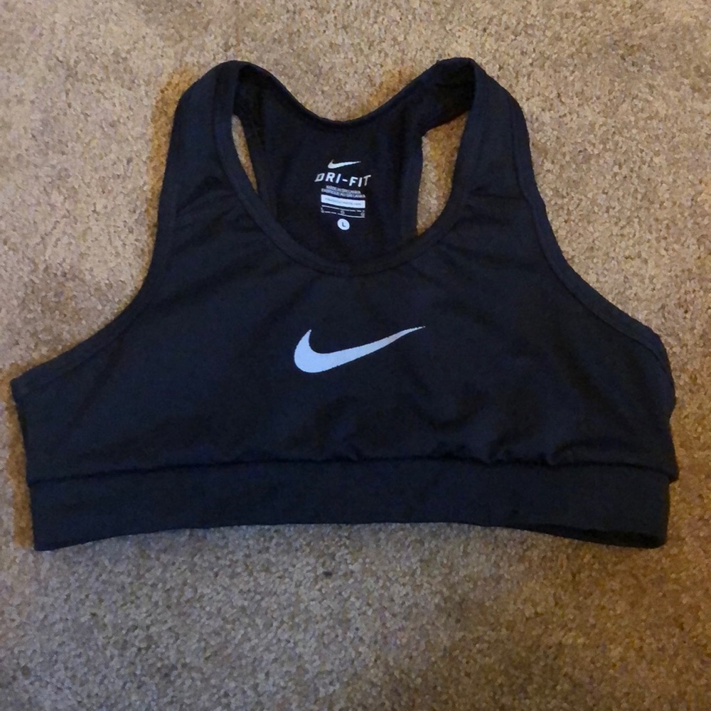 Black nike pro sports bra. MAKE OFFERS!
